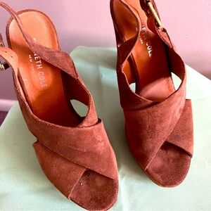 Kenneth Cole Stylish Sandal. Size 8. Block Heel type. Color: Brown Suede.